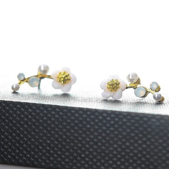 NEW flower stud earrings - Picture 3 of 4